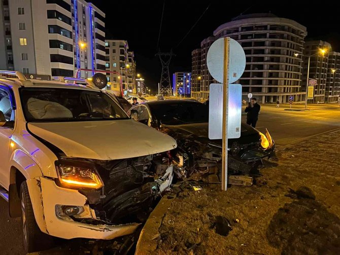 İ̇ki Aracın Karıştığı Kazada Araçlar Kullanılamaz Hale Geldi