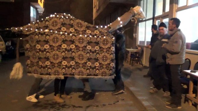 Gençlerin Deve Oyunu Renkli Görüntüler Oluşturdu