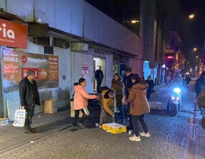 İ̇ki Grup Arasında Çıkan Kavgayı Yoldan Geçenler Ayırdı