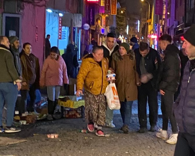 İ̇ki Grup Arasında Çıkan Kavgayı Yoldan Geçenler Ayırdı