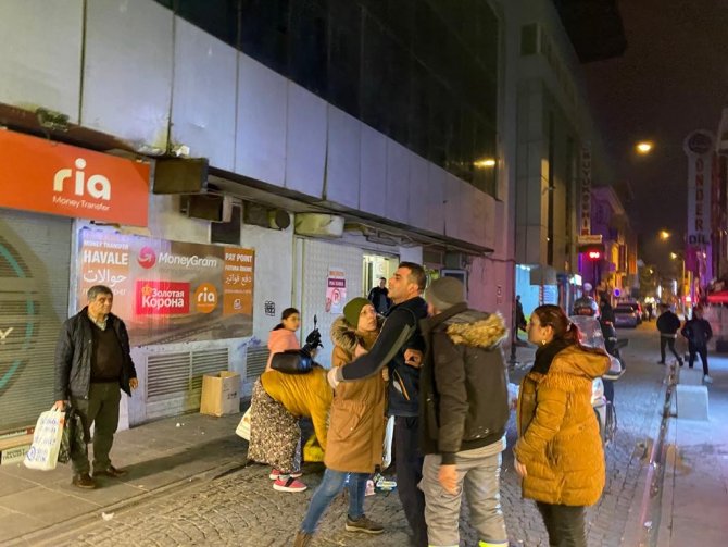 İ̇ki Grup Arasında Çıkan Kavgayı Yoldan Geçenler Ayırdı