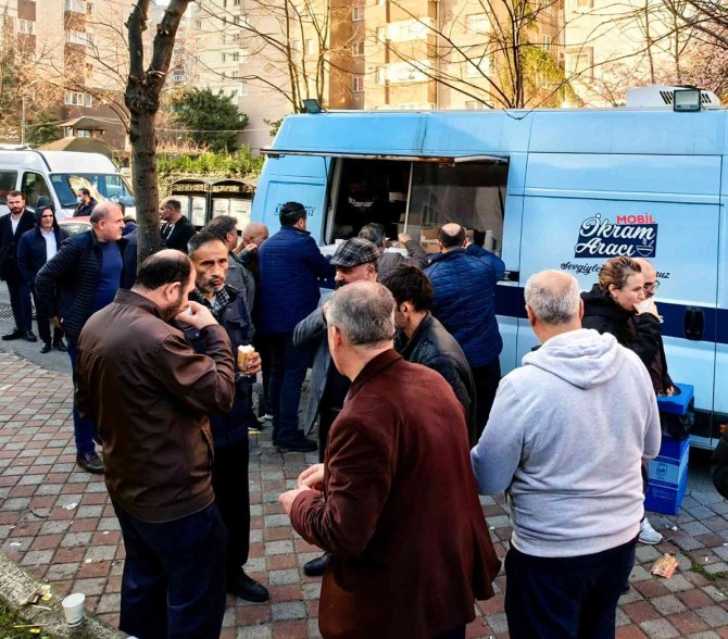 Esenyurt Belediyesi İkramlarıyla Eyt Sırasında Bekleyenlerin İçini Isıttı