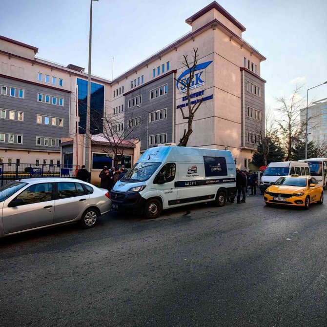Esenyurt Belediyesi İkramlarıyla Eyt Sırasında Bekleyenlerin İçini Isıttı