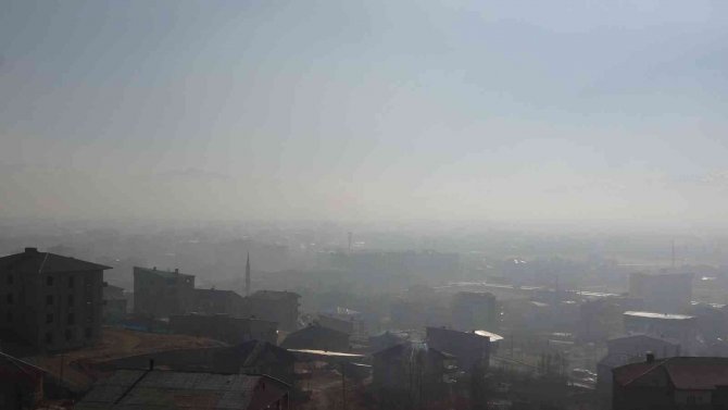 Yüksekova’da Yoğun Sis Hayatı Olumsuz Etkiliyor