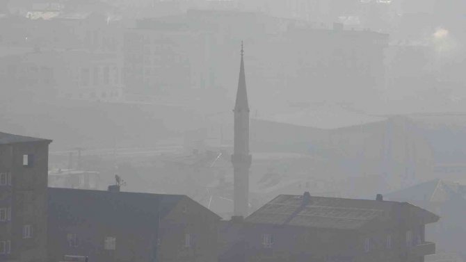 Yüksekova’da Yoğun Sis Hayatı Olumsuz Etkiliyor