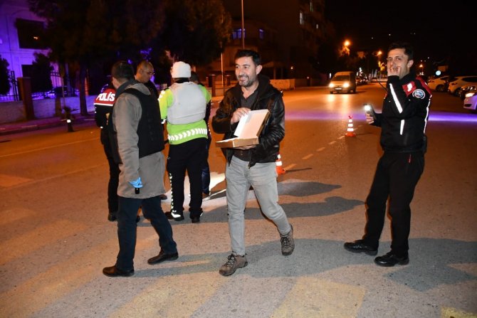 Hatay’da Polislerden Yeni Yıl Denetimlerinde Sürücülere Tatlı İkramı
