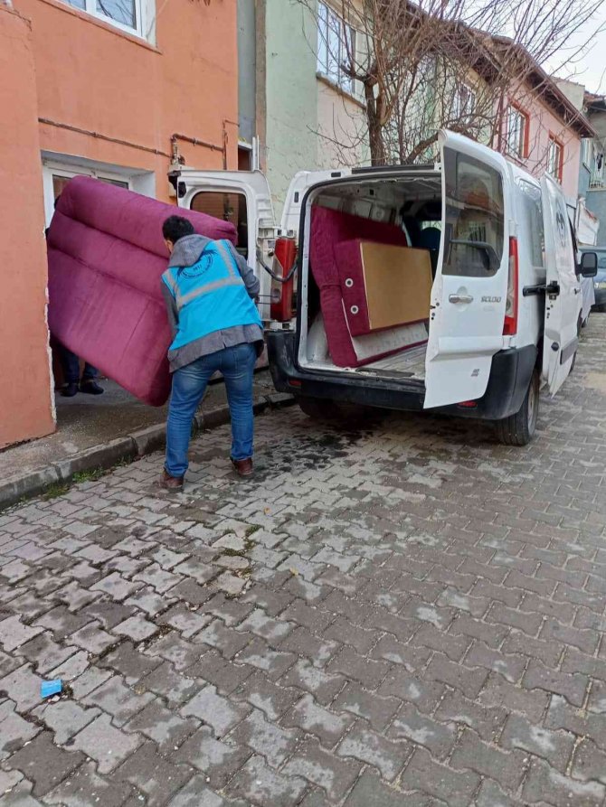 Gönüllü Havacılardan Ailelere Koltuk Takımı Yardımı
