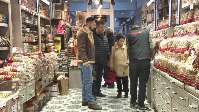 Yılbaşı Öncesi Vatandaşlar Kuruyemişçilerin Yolunu Tuttu