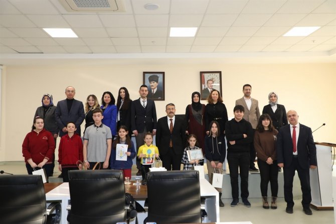İ̇nsan Hakları Temalı Yarışmalarda Dereceye Giren Öğrenciler Ödüllendirildi