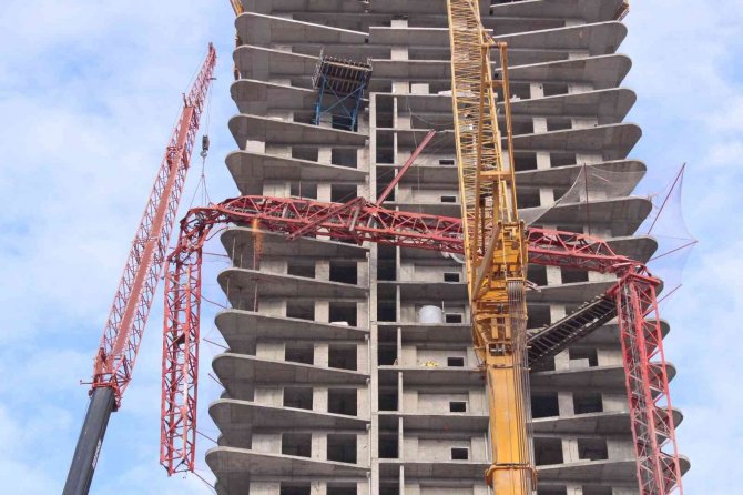 Devrilen Vincin İlk Bölümü Saatler Sonra Söküldü