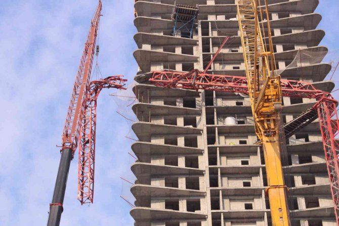 Devrilen Vincin İlk Bölümü Saatler Sonra Söküldü