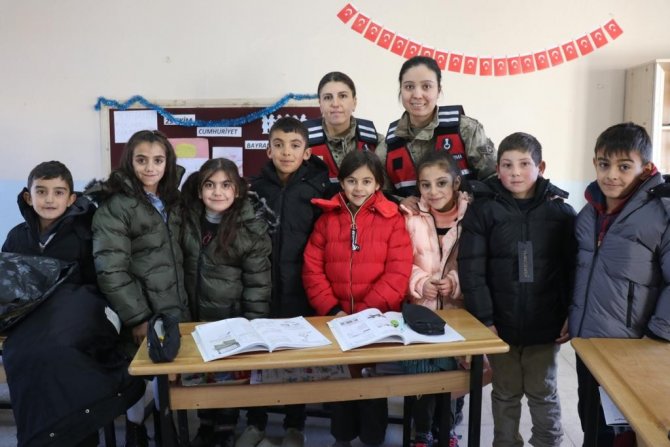 Jandarma Ağrı’da Çocukların Yüzünü Güldürdü