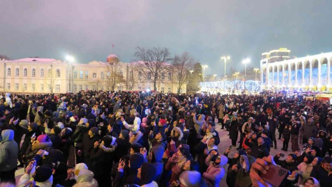 Kırgızistan’da Yeni Yıl Havai Fişeklerle Karşılandı