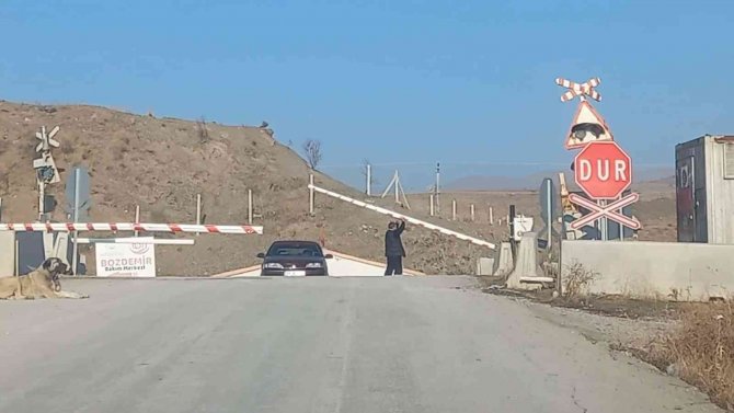 2 Dakika Treni Beklemedi, Canını Hiçe Saydı: Bariyeri Kaldıramayınca Arasından Geçti