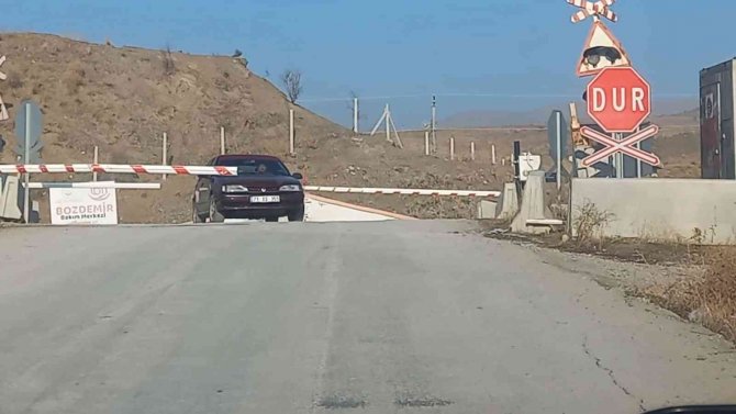 2 Dakika Treni Beklemedi, Canını Hiçe Saydı: Bariyeri Kaldıramayınca Arasından Geçti