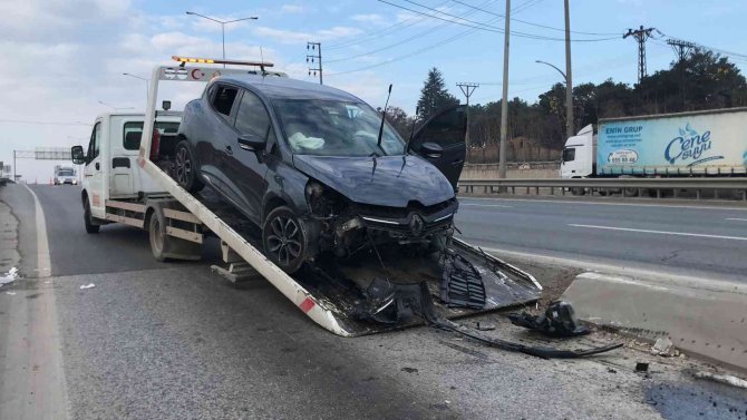 Yol Ayrımında Bariyerlere Çarptı: 3’ü Çocuk 6 Yaralı