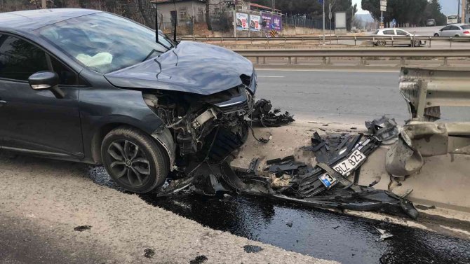 Yol Ayrımında Bariyerlere Çarptı: 3’ü Çocuk 6 Yaralı