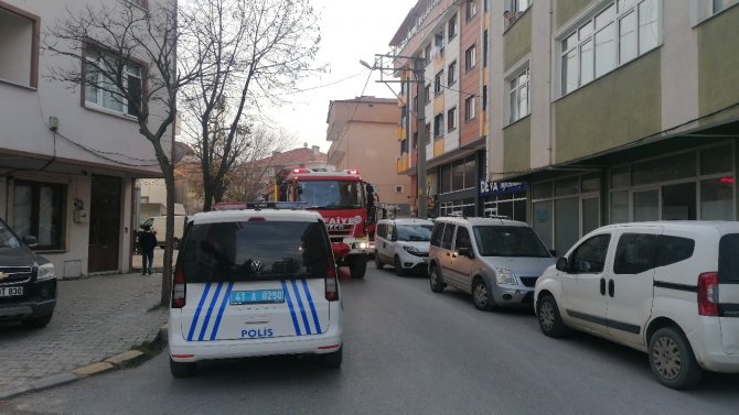 Çatıda Süs Bitkileri Yandı, Çıkan Dumanlar Paniğe Sebep Oldu