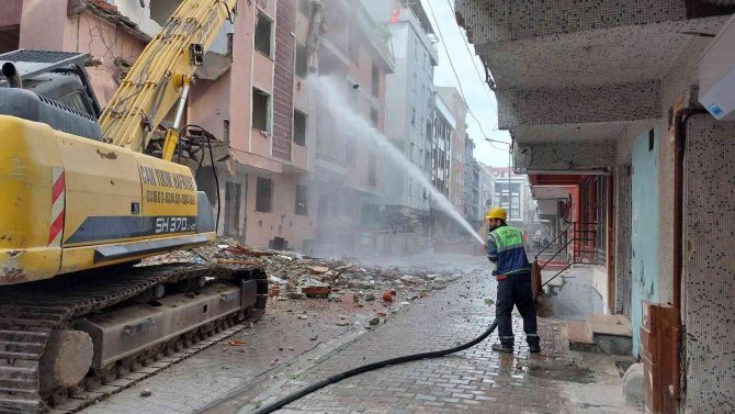 Küçükçekmece’de Kolonu Patlayan Binanın Yıkımına Başlandı