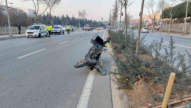 Otomobil Motosiklete Çarptı, Yaralıya İlk Müdahaleyi Yoldan Geçen Hemşire Yaptı