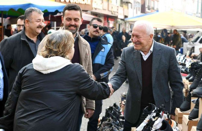 Başkan Yılmaz, Pazarcı Esnafı Ve Vatandaşların Yeni Yılını Kutladı