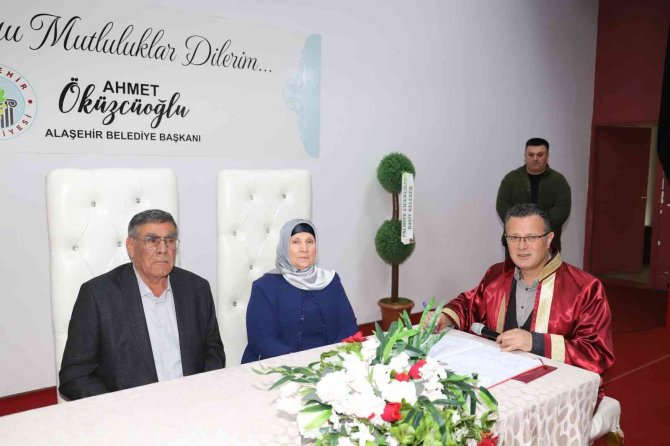 Alaşehirli Çift İkinci Baharını Yaşadı