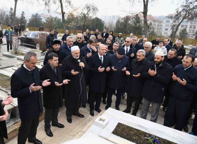 Eski Milli Eğitim Bakanı İ̇leri, Vefatının 61. Yılında Kabri Başında Anıldı