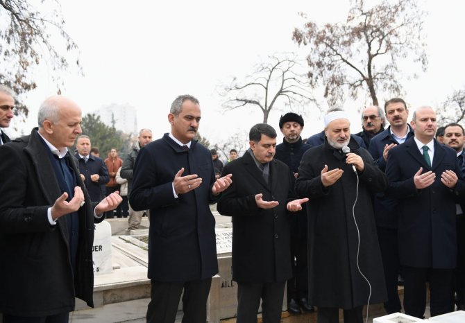Eski Milli Eğitim Bakanı İ̇leri, Vefatının 61. Yılında Kabri Başında Anıldı