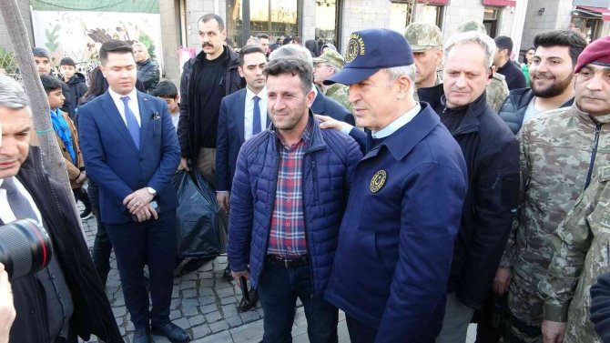 Bakan Akar, Diyarbakır’da Vatandaşlarla Buluştu