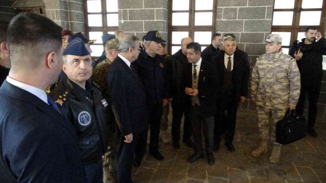 Bakan Akar, Diyarbakır’da Vatandaşlarla Buluştu