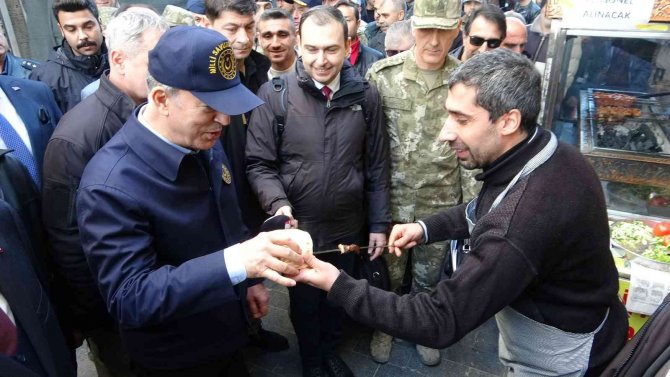 Bakan Akar, Diyarbakır’da Vatandaşlarla Buluştu