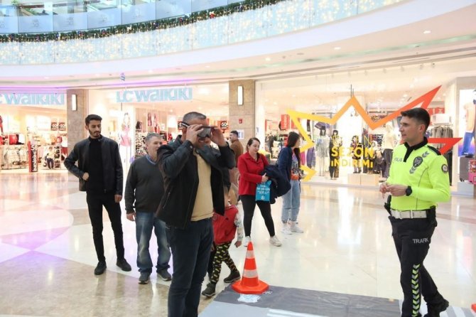 Osmaniye’de Alkol Gözlüğü Takıp Penaltı Atarak Trafik Eğitimi Aldılar
