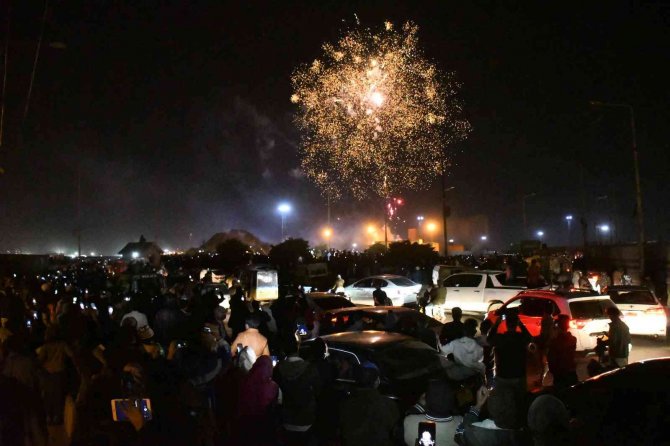Pakistan 2023’e Havai Fişeklerle ’Merhaba’ Dedi