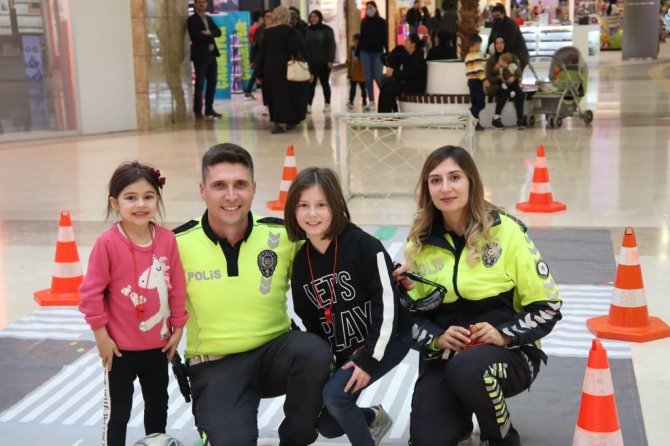 Osmaniye’de Alkol Gözlüğü Takıp Penaltı Atarak Trafik Eğitimi Aldılar