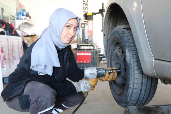 Samsun’un Tek Kadın Lastik Tamircisi Erkeklere Taş Çıkartıyor