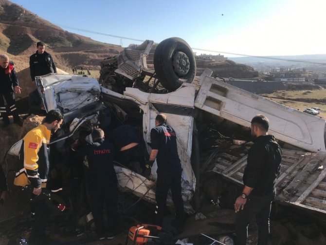 Cizre’de Kömür Yüklü Tır Şarampole Devrildi: 1 Ölü, 1 Yaralı