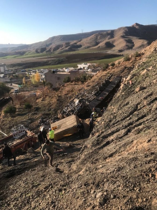 Cizre’de Kömür Yüklü Tır Şarampole Devrildi: 1 Ölü, 1 Yaralı