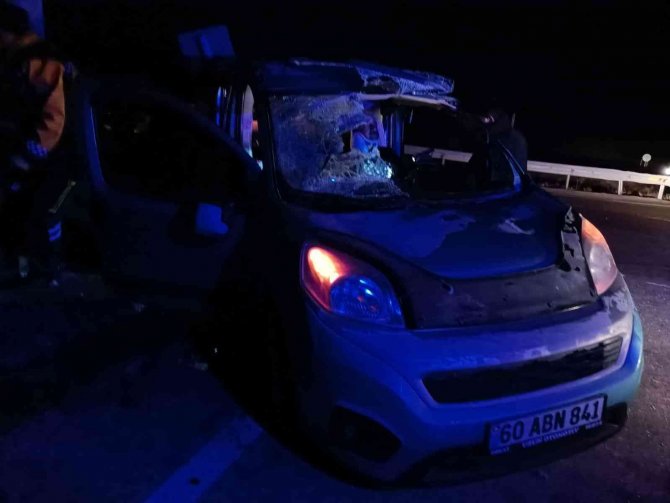 Hayvan Yüklü Kamyonet İle Hafif Ticari Araç Çarpıştı: 5 Yaralı