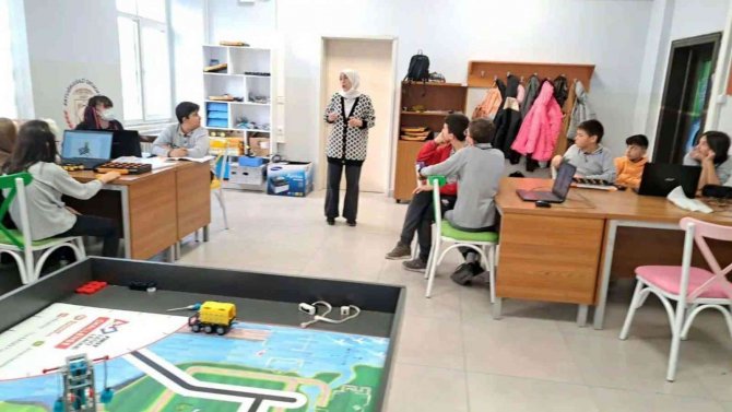 Söğüt Ertuğrulgazi Ortaokulunda Robotik Kodlama Heyecanı
