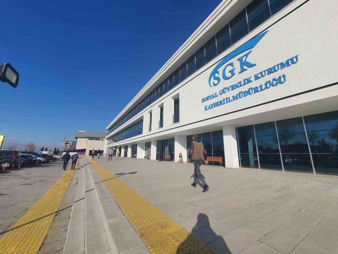 Sgk’da Hafta Sonu "Eyt" Mesaisi