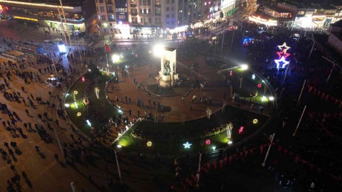 Taksim Meydanı’nda Yılbaşı Yoğunluğu Havadan Görüntülendi