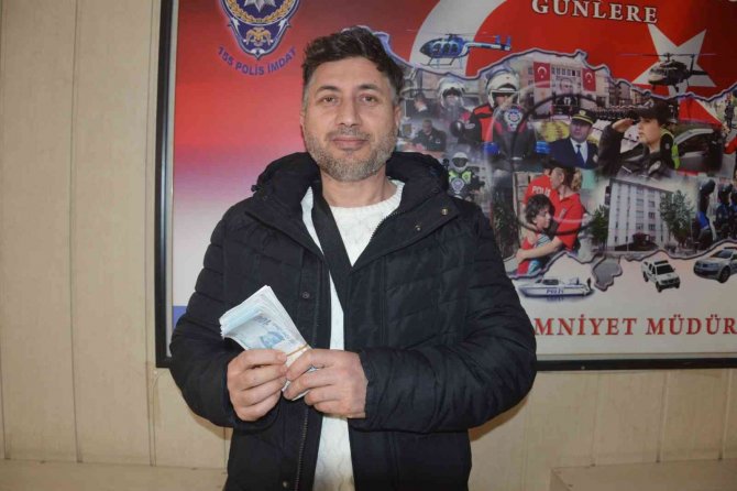 Taksici Aracında Unutulan 10 Bin Lirayı Sahibine Teslim Etti