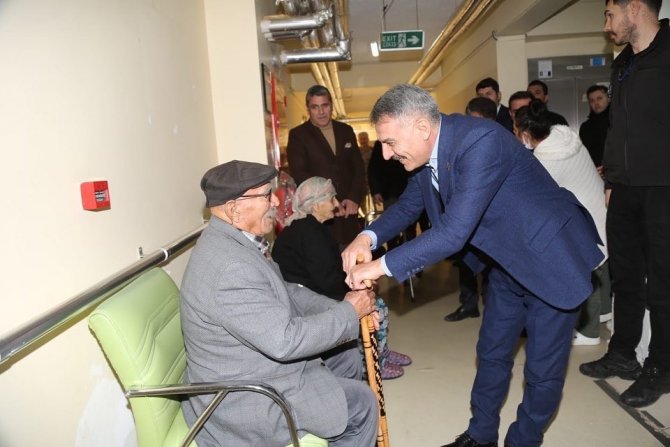 Tunceli Valisi Özkan’dan Huzurevine Yeni Yıl Ziyareti