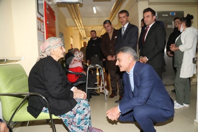 Tunceli Valisi Özkan’dan Huzurevine Yeni Yıl Ziyareti