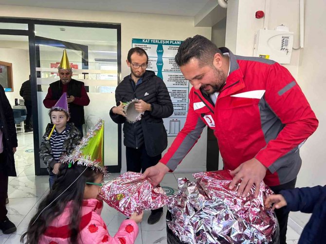 Kızılay Yeni Yıl Öncesi Çocukları Sevindirdi