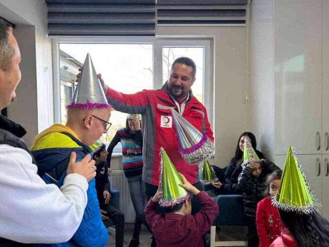 Kızılay Yeni Yıl Öncesi Çocukları Sevindirdi