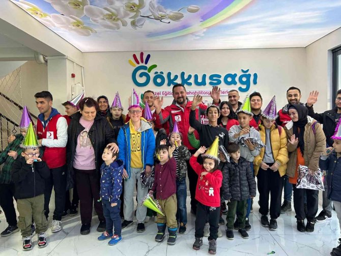 Kızılay Yeni Yıl Öncesi Çocukları Sevindirdi