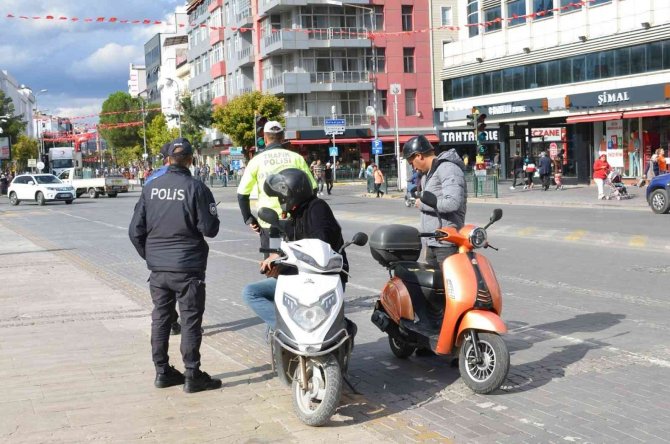 Uşak’ta Bin 143 Sürücüye Para Cezası Kesildi