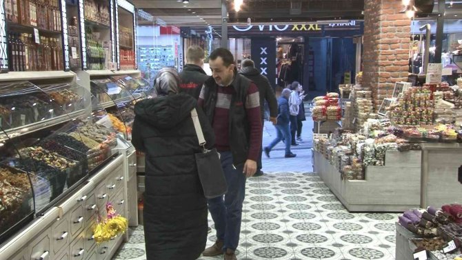 Yılbaşı Öncesi Vatandaşlar Kuruyemişçilerin Yolunu Tuttu