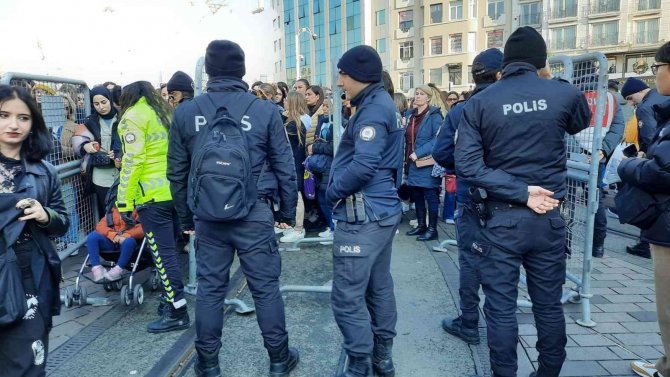 Taksim Meydanı Ve İ̇stiklal Caddesine Çıkan Yollar Kapatıldı